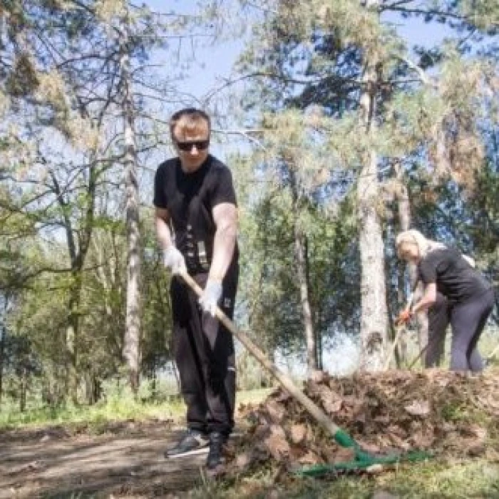 Bringing people together: War veterans and youth join spring cleanup on Khortytsia