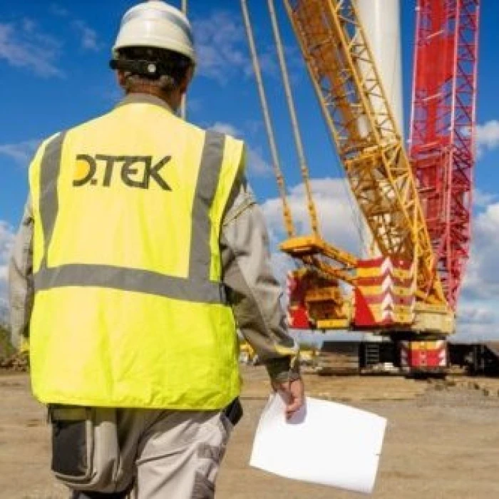 A DTEK employee in a yellow vest