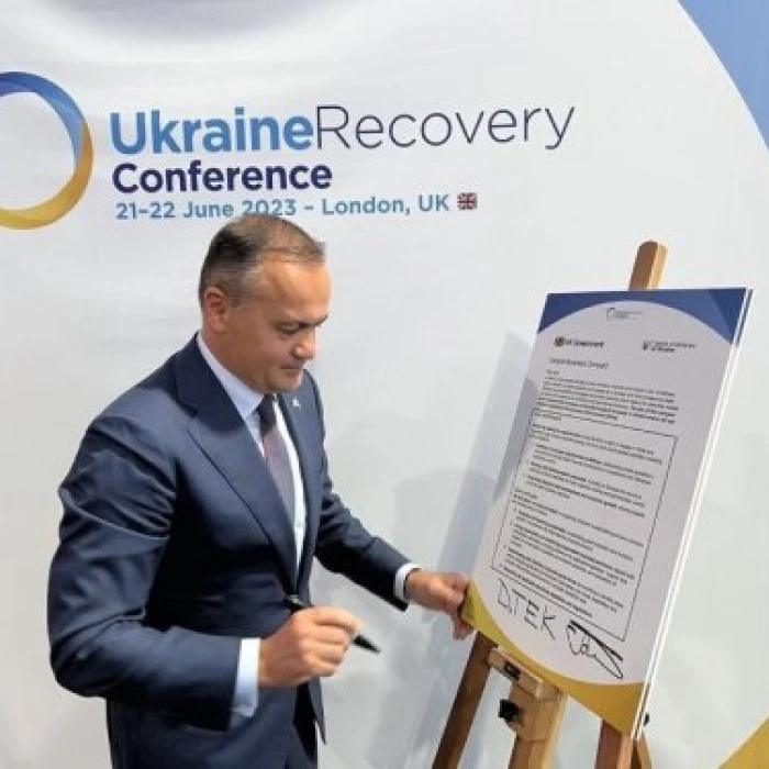 Signing at Ukraine Recovery Conference 2023