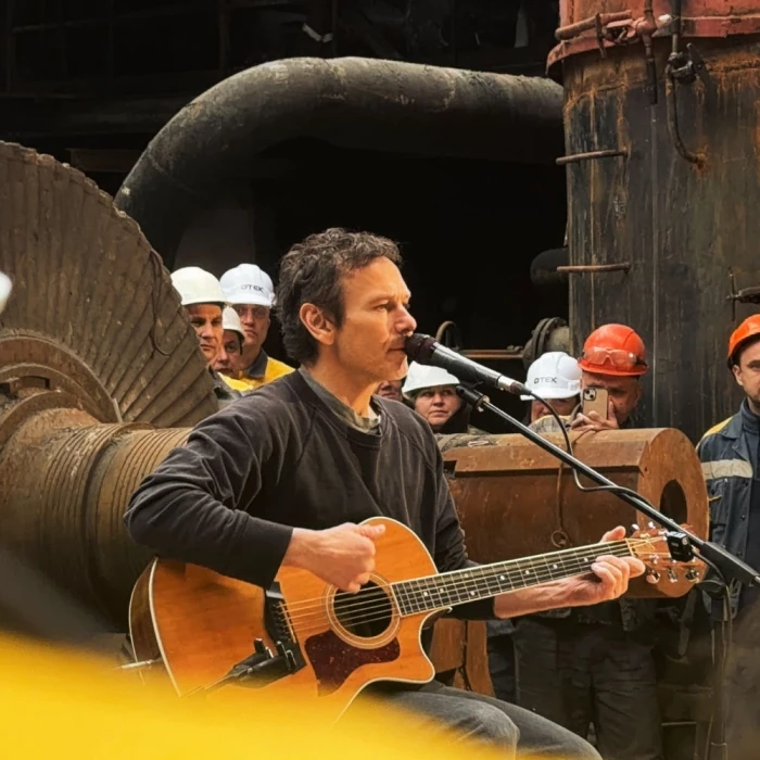 Sviatoslav Vakarchuk singing for DTEK workers