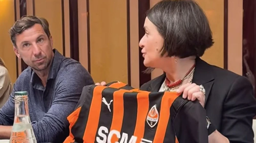Natalia Yemchenko, SCM, presenting the Invest in Ukraine shirt of FC Shakhtar